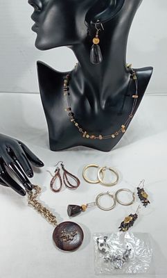 Jewelry Lot, Gold-Tone & Wood, 8 Pieces. Mixed costume jewelry lot featuring a gold-tone chain 