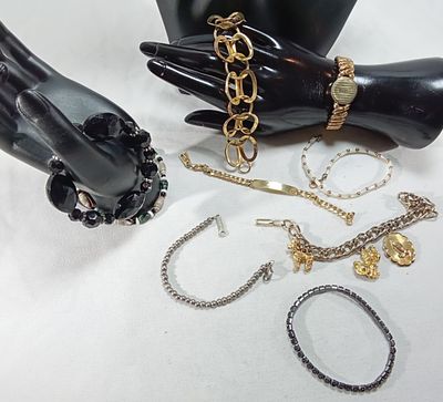 Mixed Costume Jewelry Lot, 9 Pieces. Costume lot comprising nine pieces of mixed costume jewelry 