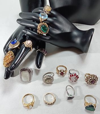 Vintage Costume Ring Lot, 16 Pieces Mixed Styles. Collection of 16 vintage costume rings 