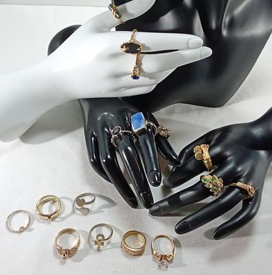 Costume Jewelry Lot, 16 Pieces Mixed Costume. Mixed costume jewelry collection comprising 16 