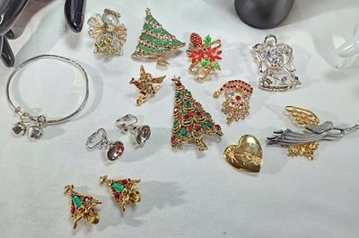 Costume Jewelry Lot, 12 Pieces Gold & Silver-Tone. Mixed lot of 12 costume jewelry pieces 