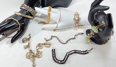 Jewelry Lot, 10 Pieces Mixed Costume. Mixed lot includes gold-tone and silver-tone pieces with 