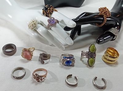 Vintage Costume Jewelry Lot, 15 Pieces Mixed. Lot comprising 15 pieces as noted by seller 