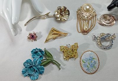Vintage Costume Jewelry Brooch Lot, 9 Pieces. Mixed lot of nine vintage costume brooches 