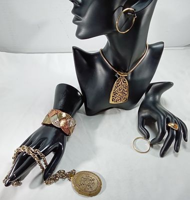 Vintage Gold-Tone Jewelry Lot, 5 Pieces Mixed. Collection featuring gold-tone pieces, including 