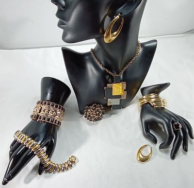 Vintage Costume Jewelry Lot, 7 Pieces Mixed. Complete costume jewelry collection featuring 