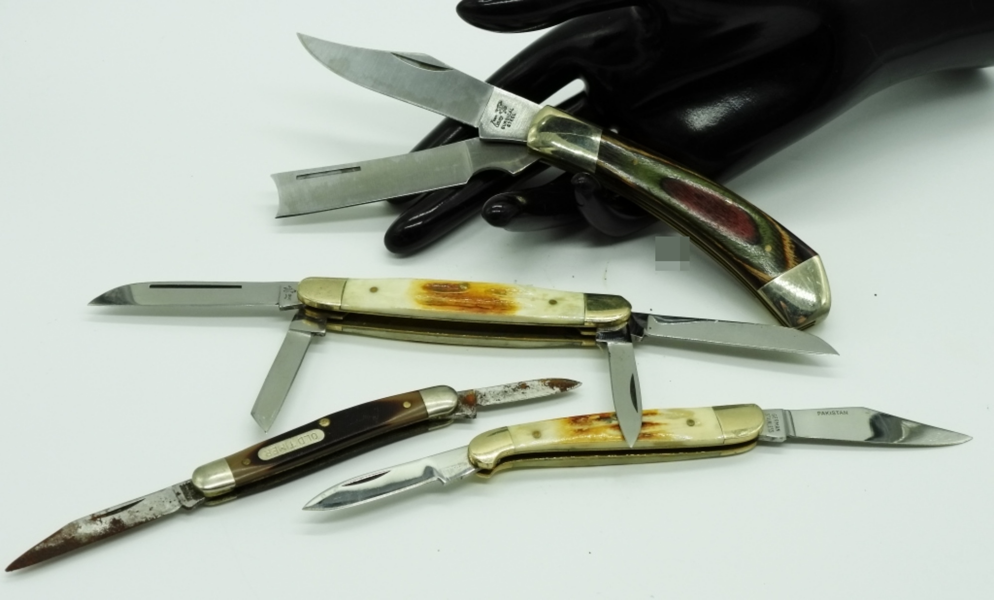 Mixed Lot: 3 Frost Cutlery & 1 Schrade Knives