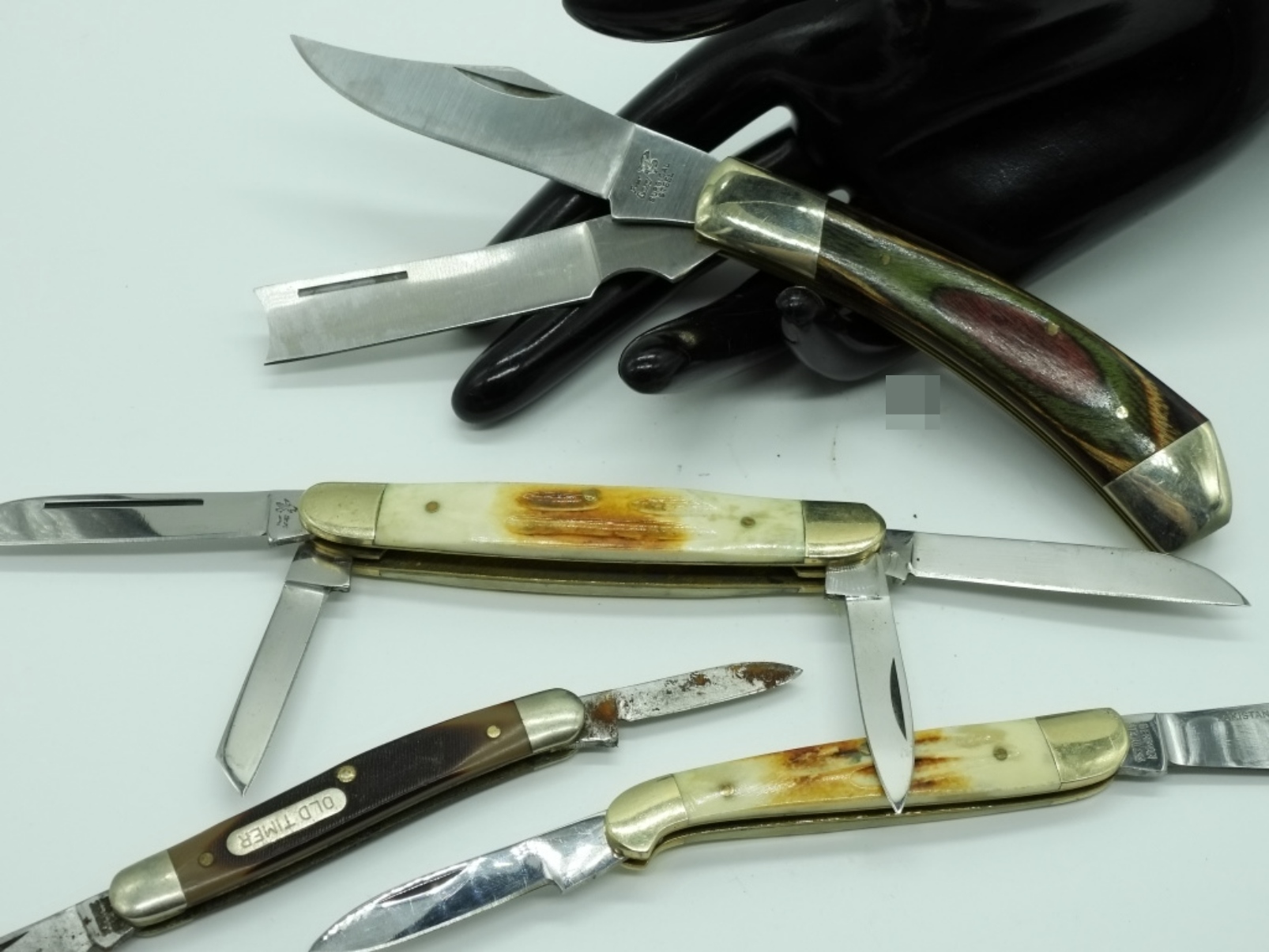 Mixed Lot: 3 Frost Cutlery & 1 Schrade Knives