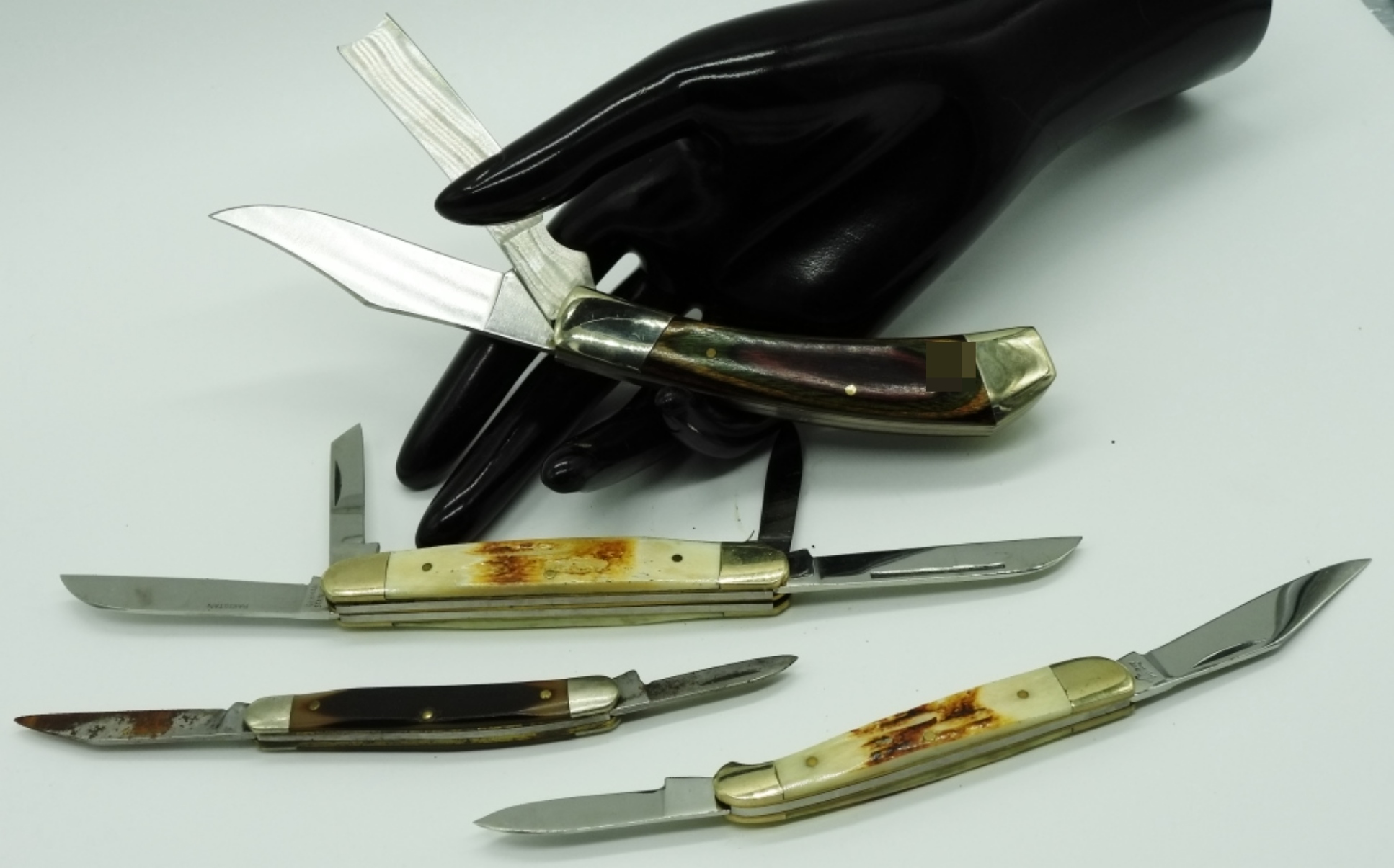 Mixed Lot: 3 Frost Cutlery & 1 Schrade Knives