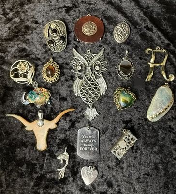 Pendant & Brooches Mixed-Tones. 16 pendants and brooches an assortment of mixed-tones, no 