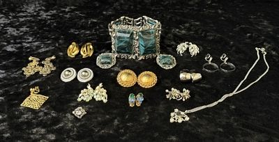Costume Jewelry Lot, Bracelet Set & Earrings. A mixed costume jewelry lot anchored by a matching 