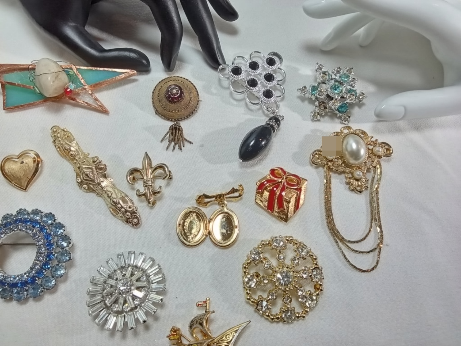 Costume Jewelry Lot, 24 Pieces Mixed
