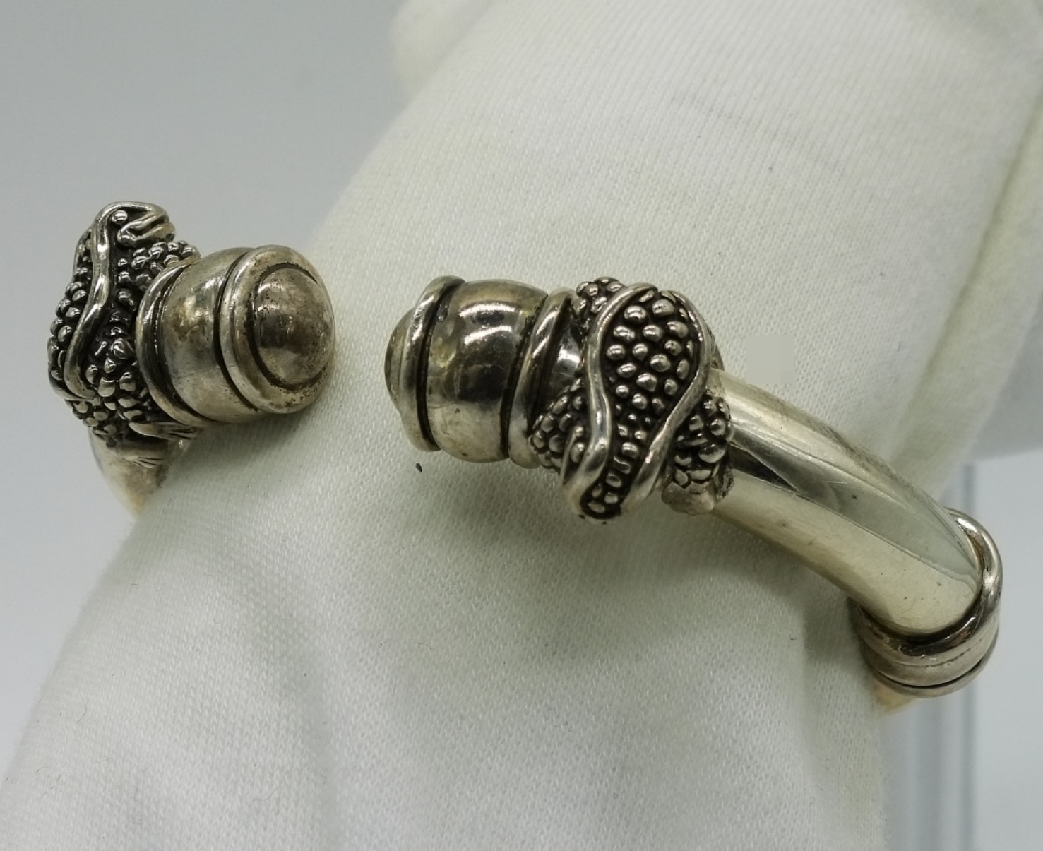 Kieselstein-Cord, Sterling Frog Hinged Bangle