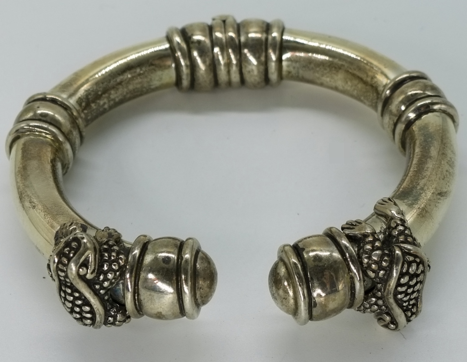 Kieselstein-Cord, Sterling Frog Hinged Bangle