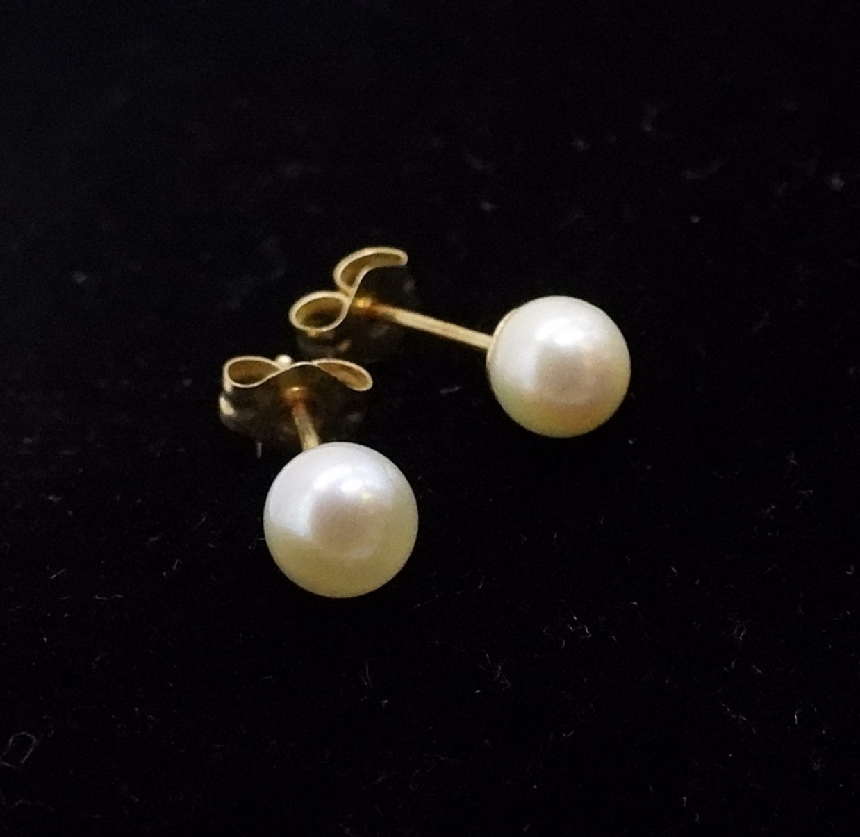 14K Yellow Gold Pearl Stud Earrings