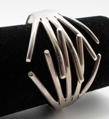 MEXICO MODERNIST STERLING HINGED BRACELET. 37DWT, STAMPED MEXICO 950 TD-34 DULCE, DESIGN IS STUNNING