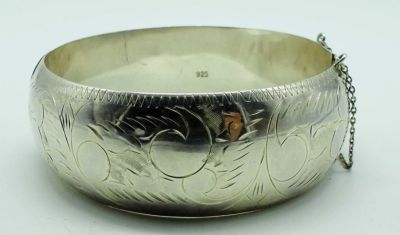 STERLING HINGED BANGLE BRACELET. 22.8DWT,7IN AROUND, ETCHING DESIGN ALL AROUND, STAMPED WITH 925 