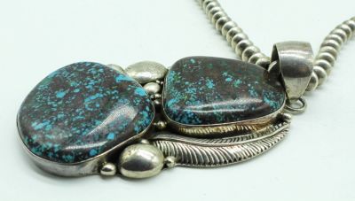 NAVAJO TURQUOISE STERLING NECKLACE. 80DWT, 25IN IN LENGTH, A FEATHER DESIGN LAYOUT WITH TWO 