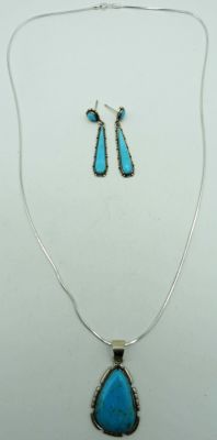 TURQUOISE STERLING NECKLACE & DANGLE EARRING SET. 8.7DWT, 22IN LENGTH FOR NECKLACE, EARRINGS ARE 