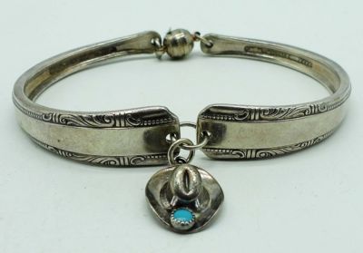 WALLACE COWBOY HAT CHARM MAGNET BRACELET. 22.3DWT, MAGNET CLASP, COWBOY CHARM DANGLES AND HAS A 