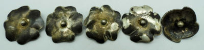 (5) DOGWOOD FLOWER STERLING VTG BUTTONS. NEEDS POLISHED ( 17 DWT)