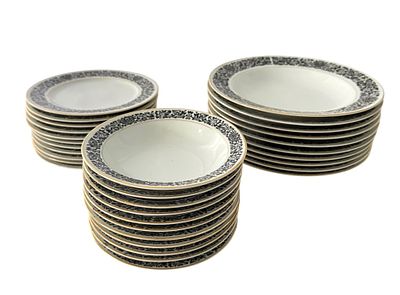 32-PC FOUR CROWN JAPAN MONTE CARLO DINNERWARE SET. Vintage 32-piece Four Crown China porcelain 