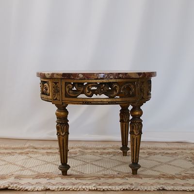 Mesa de apoio com tampo em pedra Brecha da Arr&aacute;bida. Mesa de apoio com estrutura circular. Base 