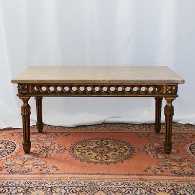 Mesa de centro com tampo de m&aacute;rmore. Com faixa decorada por motivos circulares e flores 