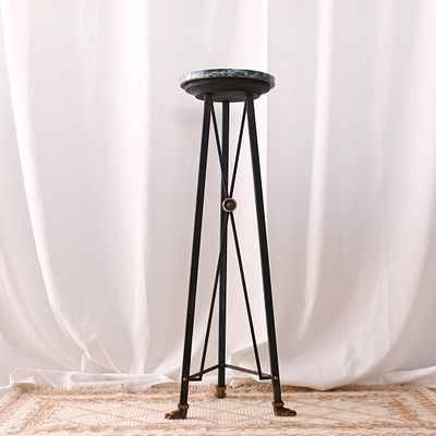 Coluna em ferro com tampo de m&aacute;rmore verde e patas de le&atilde;o. Coluna em ferro, com tampo de 