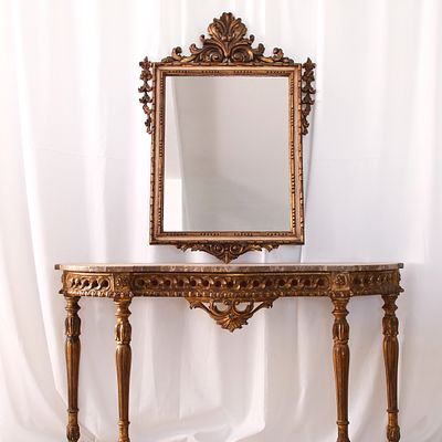 Cred&ecirc;ncia e espelho ao gosto barroco. Cred&ecirc;ncia ao gosto barroco em madeira talhada e dourada 