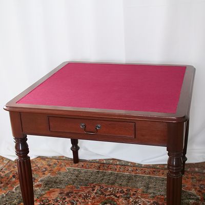 Mesa de jogo com gaveta. Mesa de jogo vintage em madeira maci&ccedil;a com gaveta. Mesa de design 