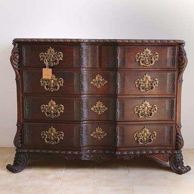 C&oacute;moda em madeira maci&ccedil;a ao estilo D. Jos&eacute;. C&oacute;moda antiga ao estilo D. Jos&eacute;, em madeira maci&ccedil;a. 