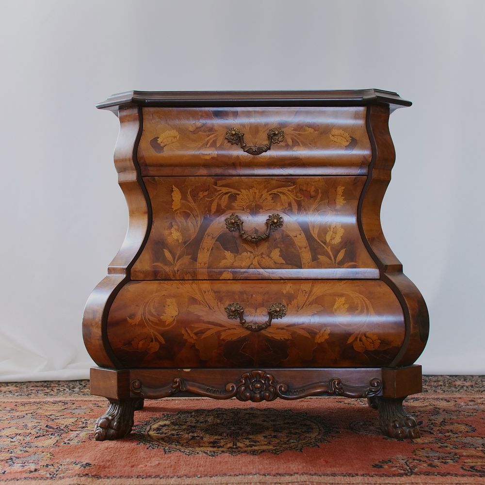 Meia c&oacute;moda serpenteada com decora&ccedil;&atilde;o em marchetaria. Esta meia c&oacute;moda com design requintado e 