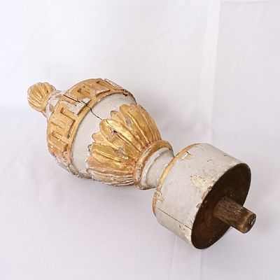 Pir&acirc;mide de altar em madeira talhada. Uma pir&acirc;mide de altar em madeira talhada. Acabamento 