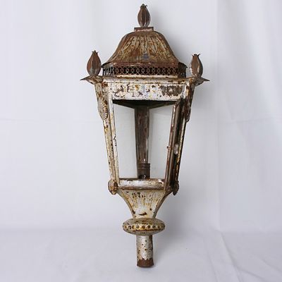 Lanterna de parede antiga, em metal e vidro. Conserva a pintura original. Sinais de uso e 