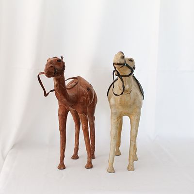 Conjunto de 2 de dromed&aacute;rios artesanais. Conjunto de 2 dromed&aacute;rios artesanais. Em pele, com 