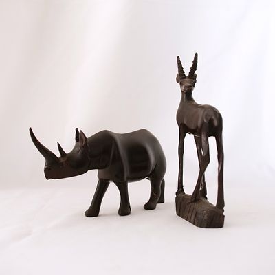 Conjunto de duas figuras animais em pau-preto. Conjunto de duas figuras animais em pau preto. 