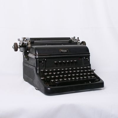 M&aacute;quina de escrever Royal KMM. Produzida no final dos anos 30 e in&iacute;cio dos anos 40. Variante 