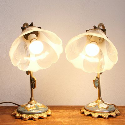 Par de candeeiros com abajur em forma de tulipa. Par de candeeiros com abajur em vidro, em forma 