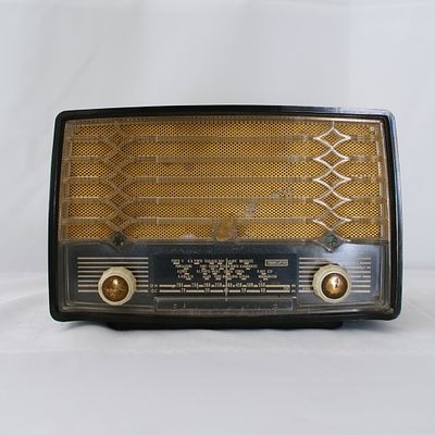 R&aacute;dio Philips B2 LN68. Fabricado pela Philips Portugal nos anos de 1956 e 1957, &eacute; um r&aacute;dio de 