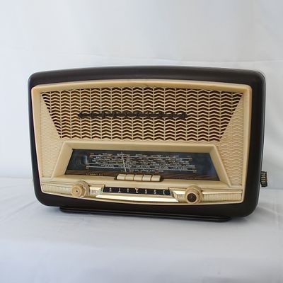R&aacute;dio Altesse Sonneclair. Fabricado em Fran&ccedil;a, datado de 1957, composto por 5 v&aacute;lvulas e caixa 