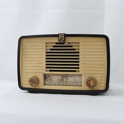 R&aacute;dio Philips BX 115U. De fabrico holand&ecirc;s, no in&iacute;cio da d&eacute;cada de 1950, &eacute; um r&aacute;dio AM com 5 