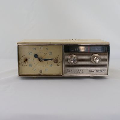 R&aacute;dio-rel&oacute;gio General Electric. R&aacute;dio-rel&oacute;gio transistorizado General Electric. O rel&oacute;gio 