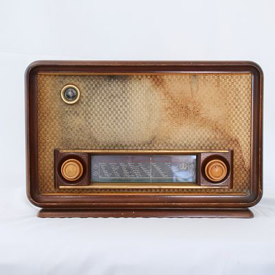 R&aacute;dio Paillard 4310. De fabrico su&iacute;&ccedil;o, entre 1952 e 1953. &Eacute; um r&aacute;dio AM com 6 v&aacute;lvulas e caixa 