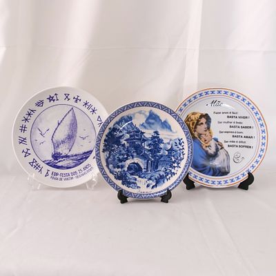 Conjunto de 3 pratos. Conjunto de tr&ecirc;s pratos. Um prato cer&acirc;mico marcado com caracteres 