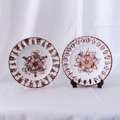 Conjunto de 2 pratos Vestal, Alcoba&ccedil;a. Conjunto de dois pratos decorativos, com bordo recortado 
