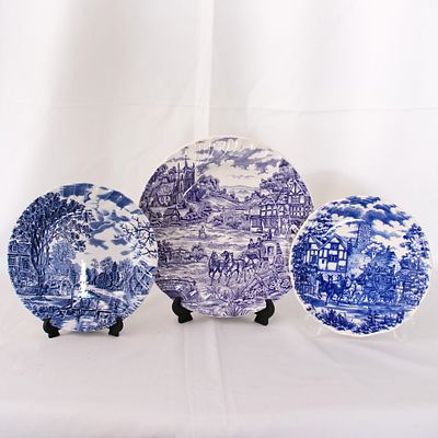 Conjunto de 3 pratos. Conjunto de tr&ecirc;s pratos cer&acirc;micos. Um prato ingl&ecirc;s de bordo ondulado com 