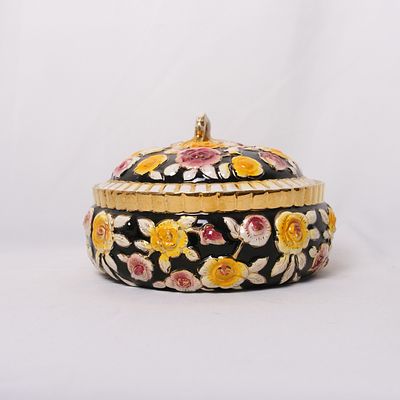 Bomboneira ELPA Alcoba&ccedil;a. Decora&ccedil;&atilde;o em fundo preto com flores em relevo pintadas em tons de 