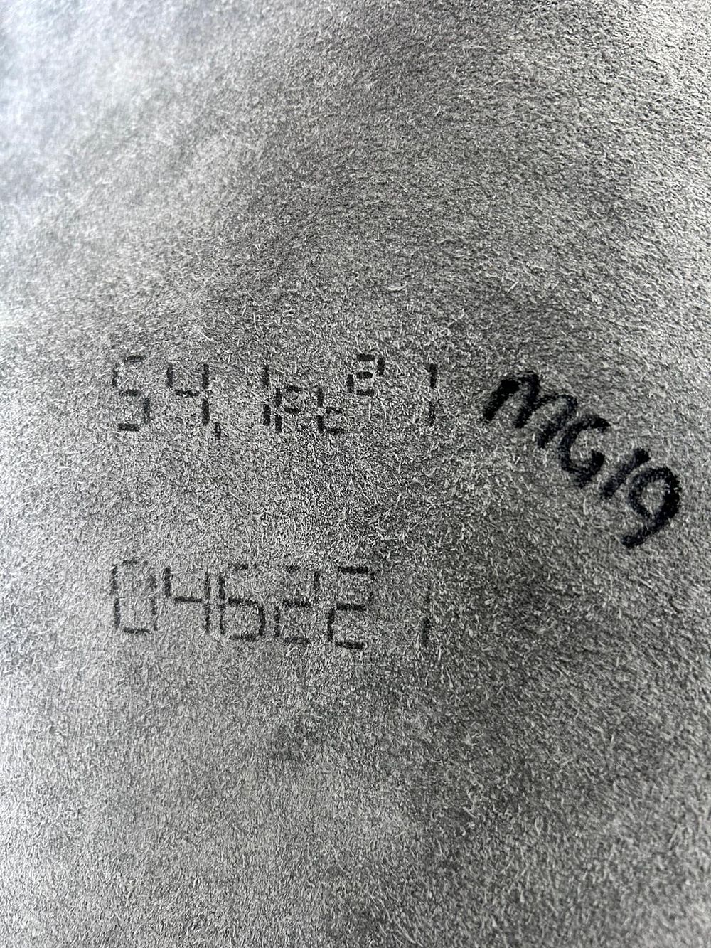 Lot 519: * Wildman Bugby 100% leather tanned cow hide in Rustic Heron 54.1ft MG19