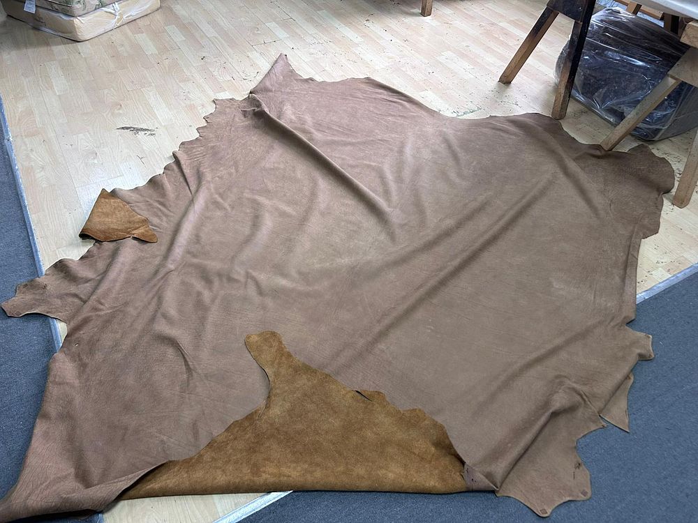 Lot 541: * Crest Leather hide in Demetraloafban 59.25Ft MG41